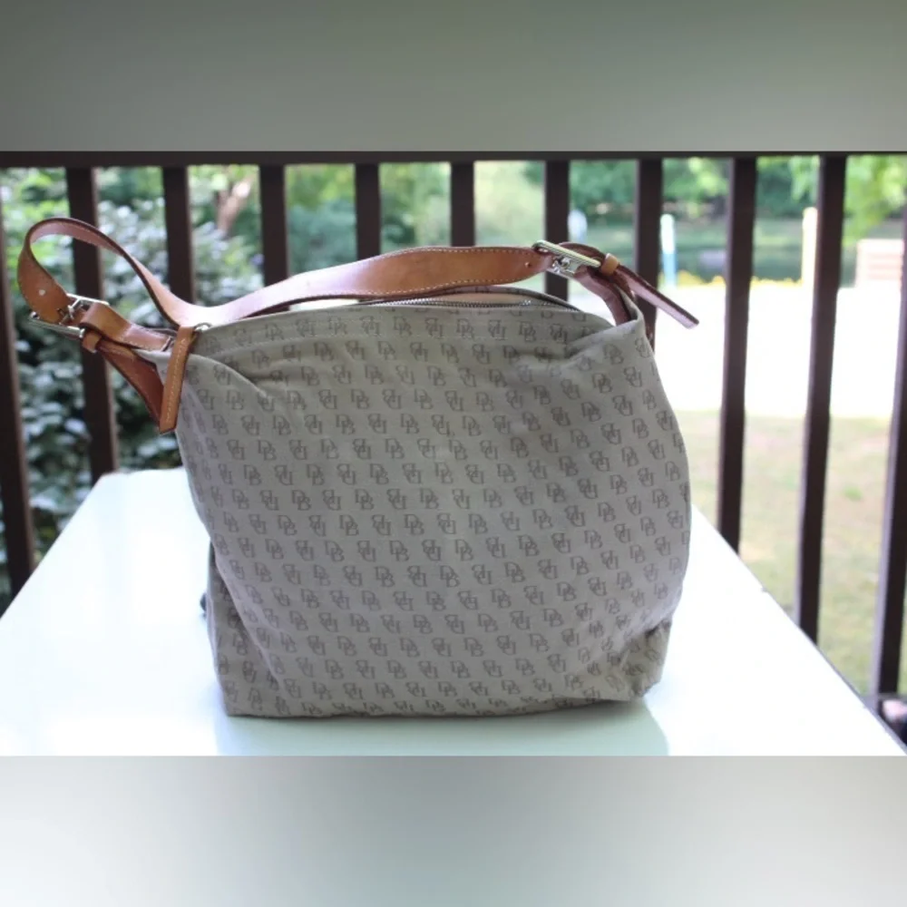 Dooney & Bourke logo hobo bag